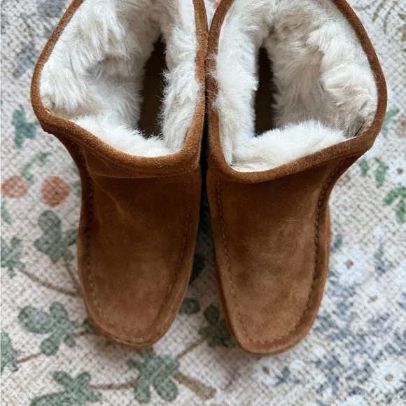 Clarks Women’s Wallabee Suede Ankle Boots with Fur Lining - Picture 2 of 5